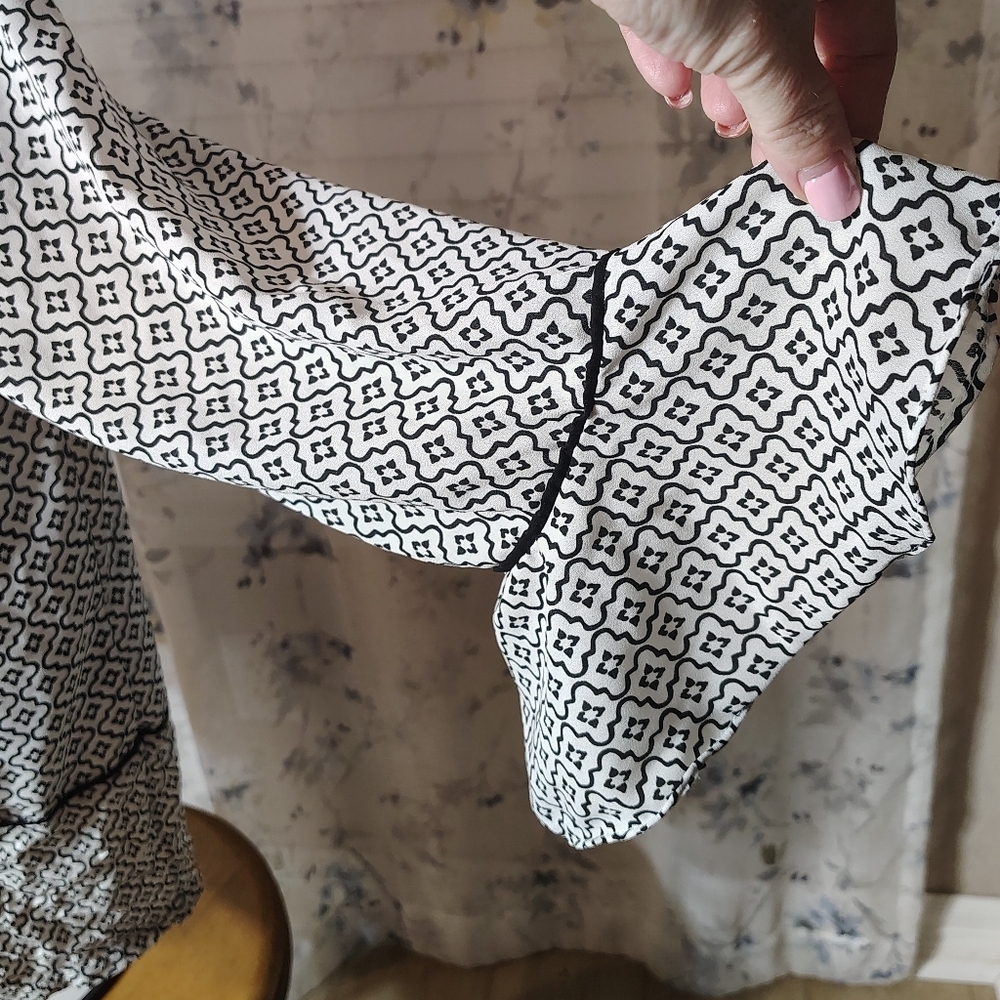 Elegant Black/ White Patterned Women's Large Petite Top With Belle Sleeves - Picture 2 of 5
